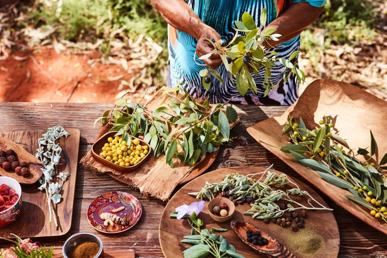 艾雅斯岩（乌鲁鲁）度假村的餐桌上摆放的本土食材 © Voyages 版权所有