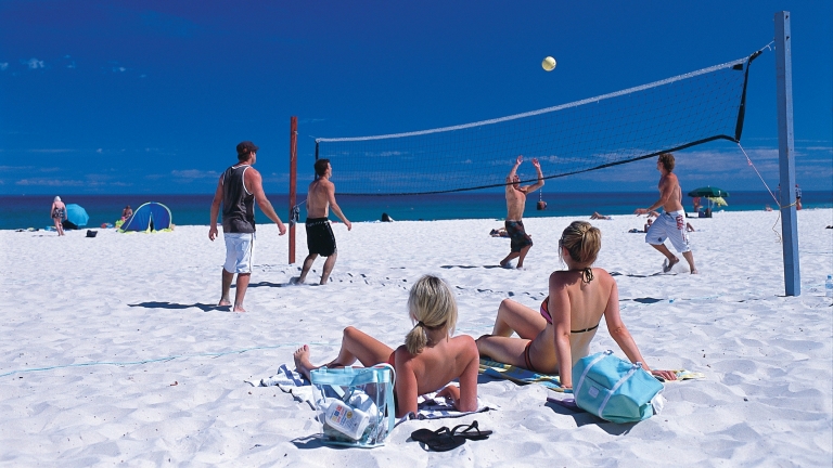 西澳大利亚州，珀斯，科特斯洛海滩，沙滩排球 © 西澳大利亚州旅游局版权所有