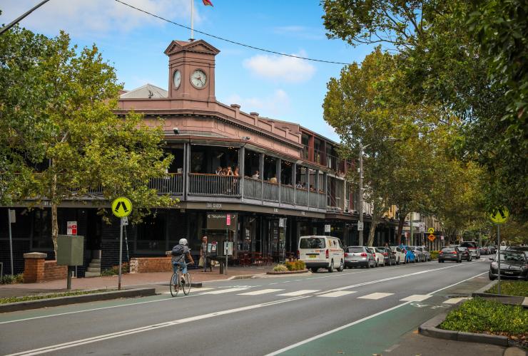 新南威尔士州，悉尼，萨利山，The Clock Hotel 酒吧 © 悉尼市政府/Katherine Griffiths 版权所有