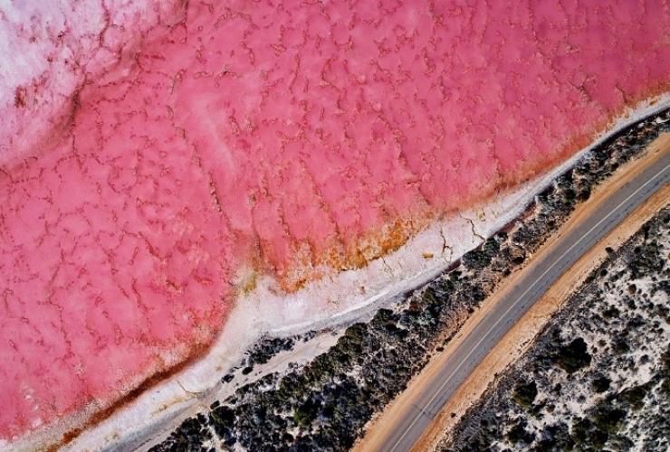 西澳大利亚州，卡尔巴里，粉色的赫特潟湖及其旁边的植被与公路鸟瞰图 © 西澳大利亚州旅游局版权所有