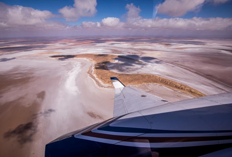 南澳大利亚州内陆，透过观光飞机的窗户观赏卡蒂坦达-艾尔湖粉红色和白色的湖水 © Sky Dance 版权所有
